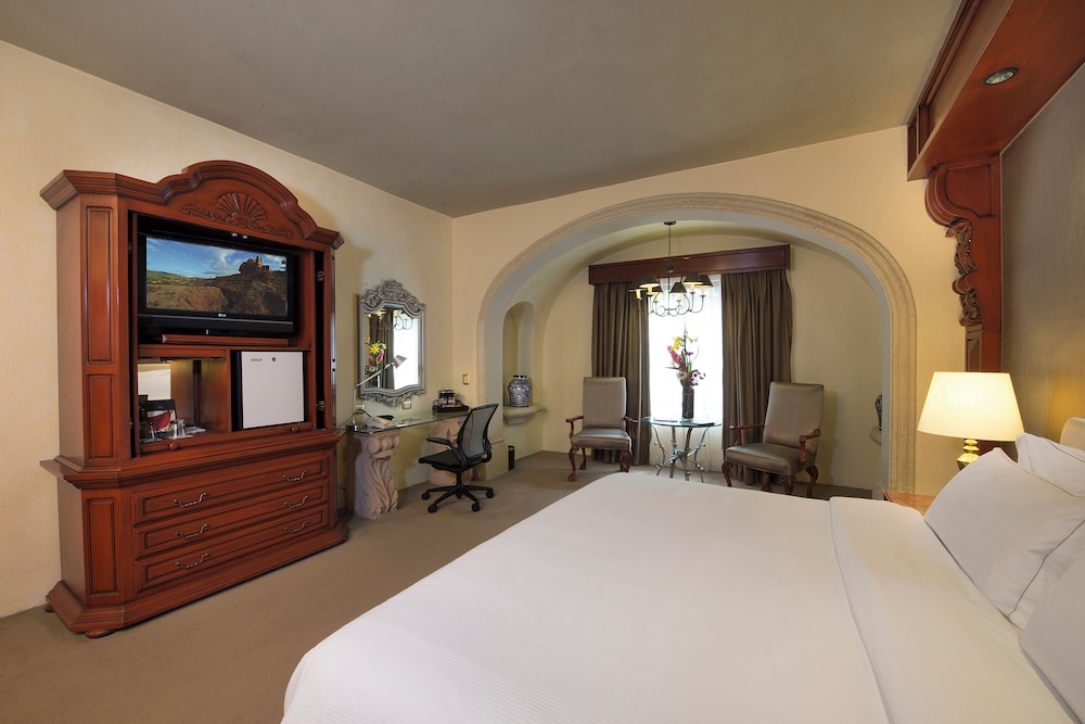 Junior Suite, Accessible (Roll-in Shower) - Photo 3