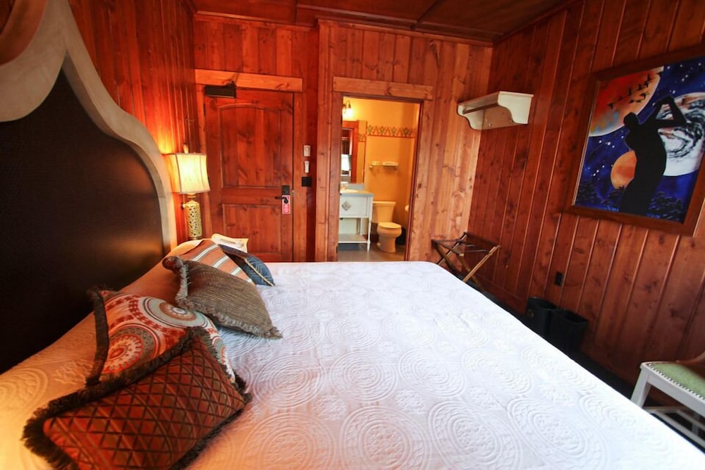 Standard Suite, 1 King Bed photo 1