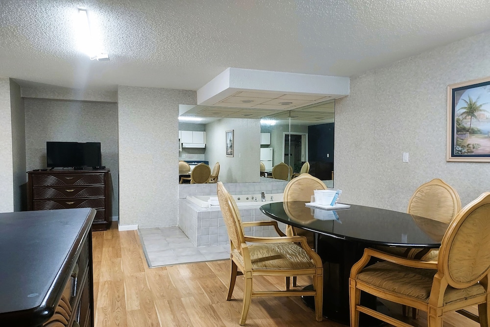 Studio Suite, 1 King Bed, Jetted Tub (Kitchenette) photo 3