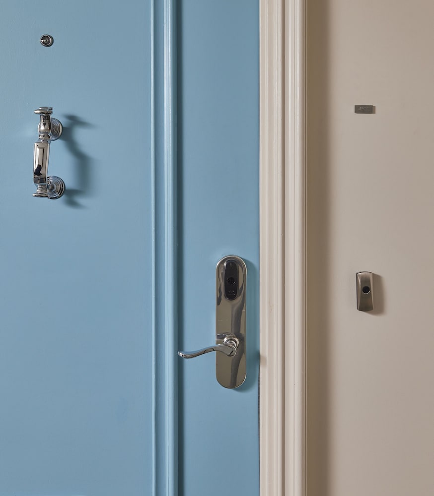Mobility/Hearing Accessible Canary Partial Ocean View King, Roll-in Shower