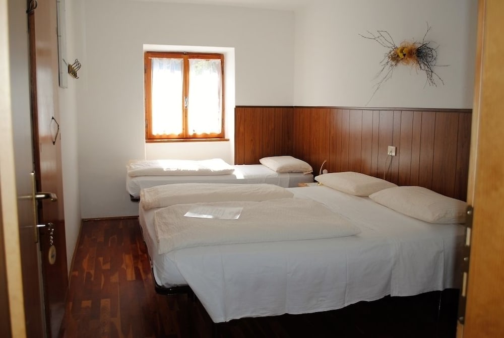 Triple Room, Shared Bathroom photo 2