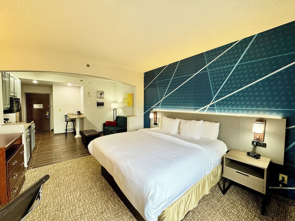 Suite, 1 Queen Bed with Sofa bed, Accessible, Kitchen (Non Smoking) - Photo 2