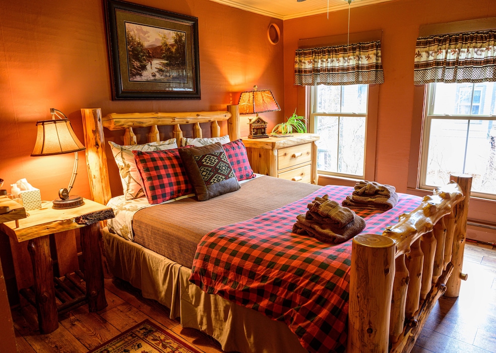 Room, 1 Queen Bed, Shared Bathroom