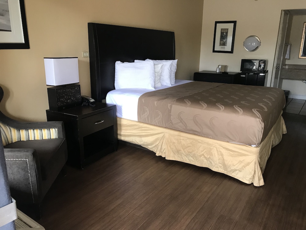 Basic Room, 1 King Bed