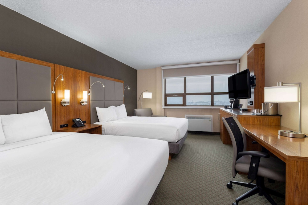 Deluxe Room, 2 Queen Beds, Non Smoking - Photo 2