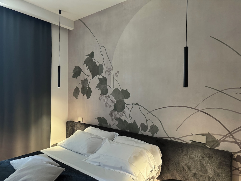 Luxury Suite, 1 King Bed, Hot Tub, Garden View photo 2