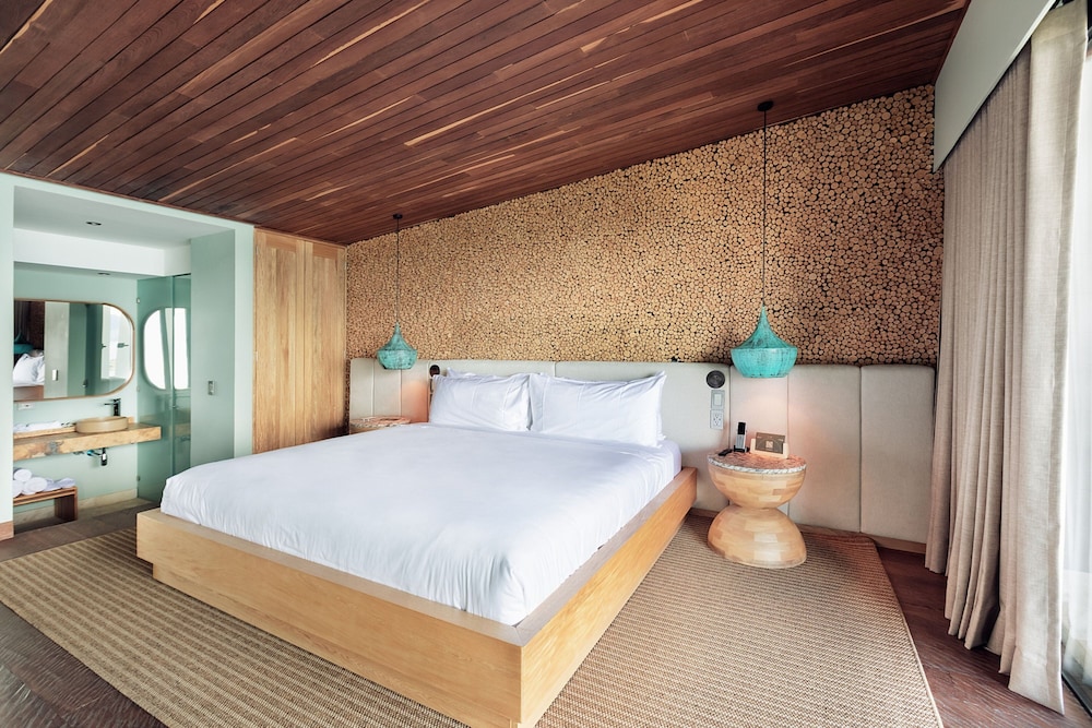 Deluxe Room, 1 King Bed, Lake View (Balcony) photo 2