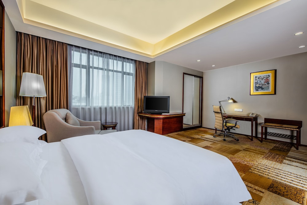 Premium Room, 1 King Bed - Photo 3