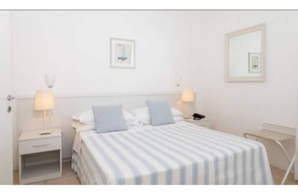 Deluxe Double or Twin Room, Partial Sea View photo 1