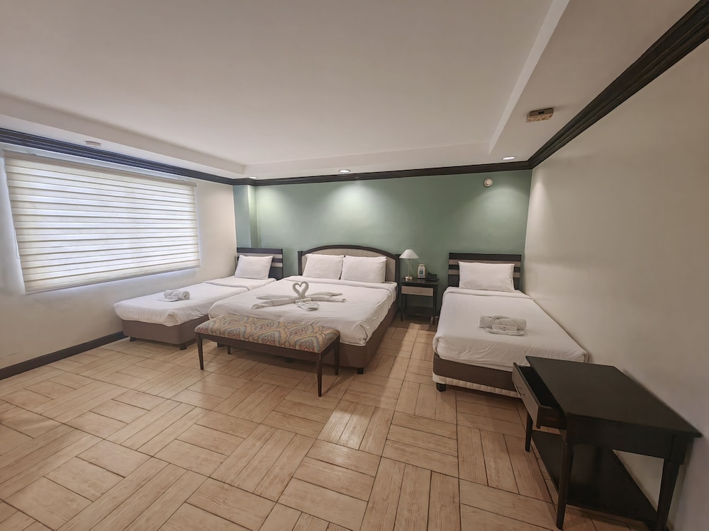 Deluxe Room, 1 King Bed photo 3