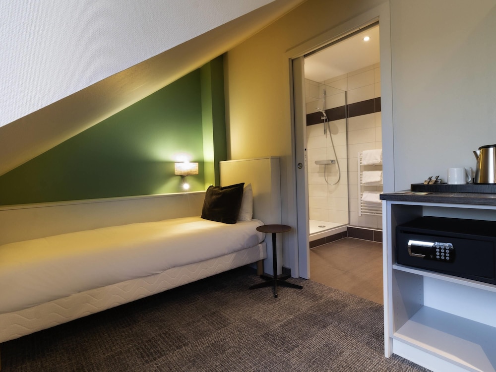 Room, Multiple Beds (Pop)