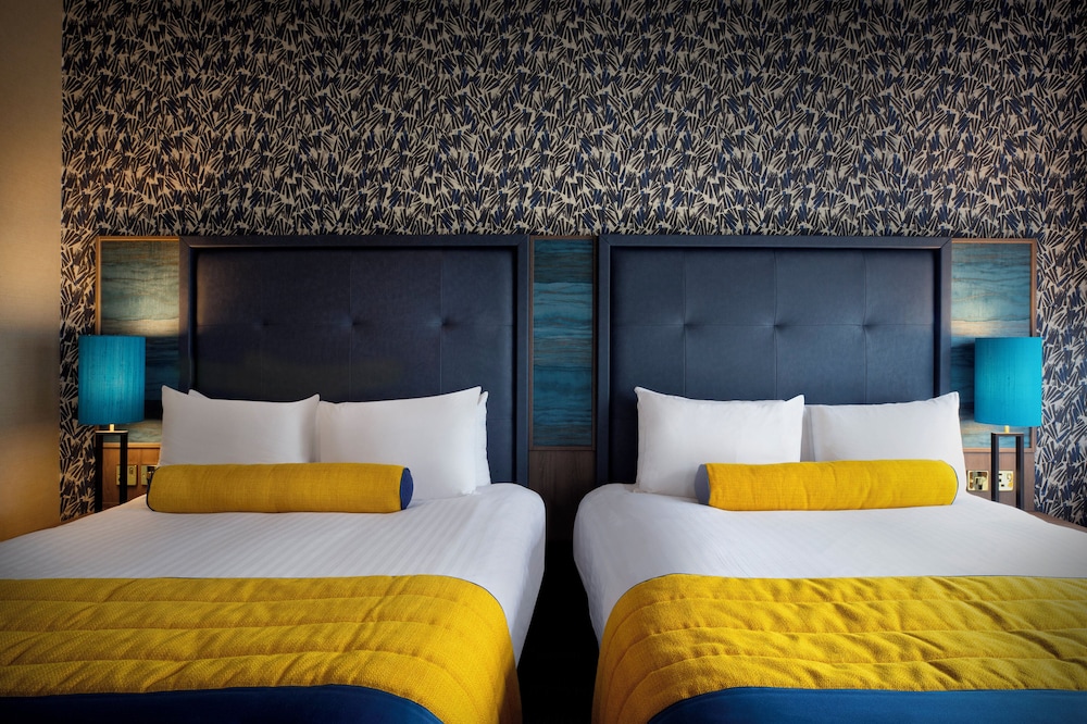 Superior Room (with 2 Queen Beds) thumbnail 6