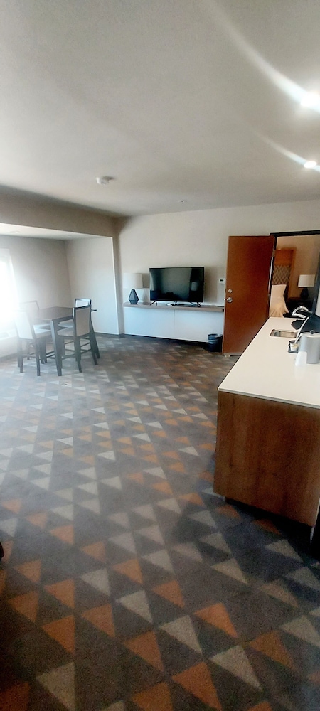 Suite, 1 Bedroom - Photo 4