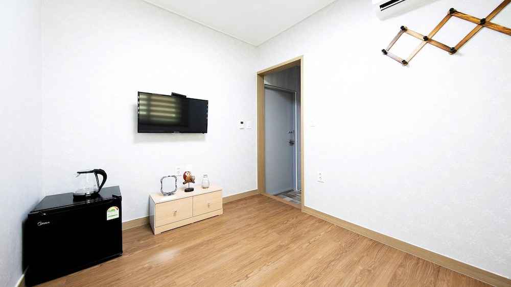 Basic Room, 1 Bedroom (104 ( No cooking )) - Photo 3