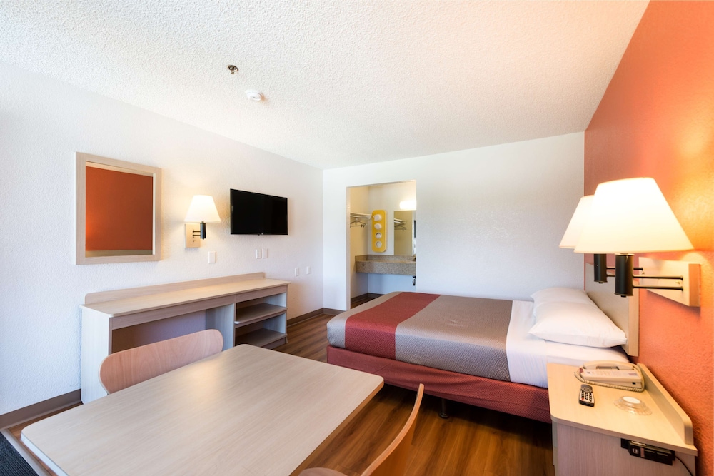Standard Room, 1 Double Bed, Accessible, Non Smoking photo 1