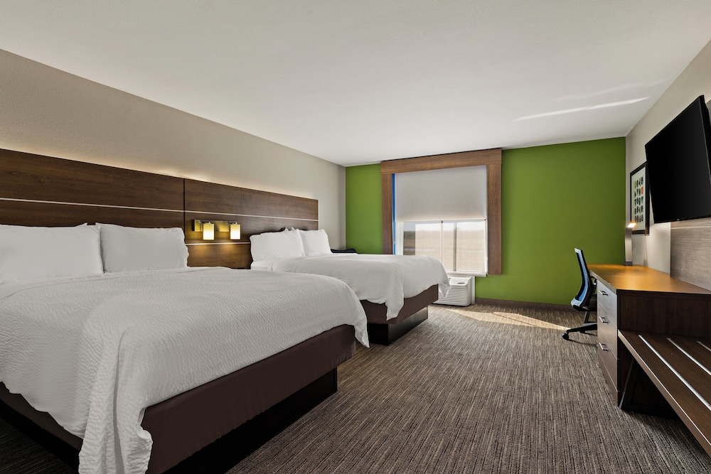 Standard Room, 2 Queen Beds - Photo 2