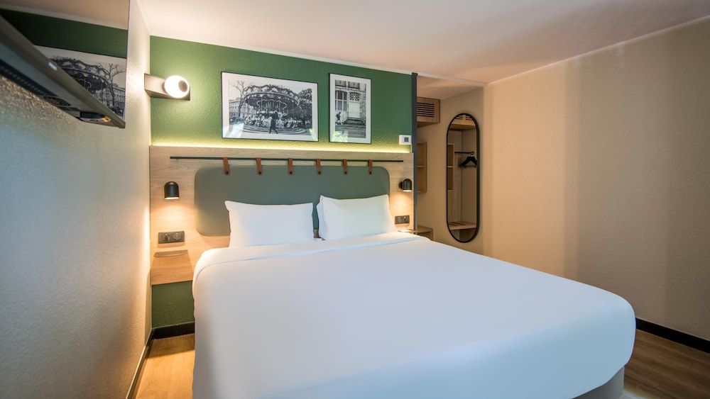 Standard Plus Room - 1 Queen Bed photo 1