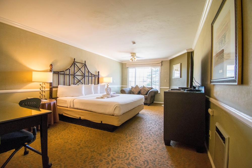 Deluxe Room, 1 King Bed, Partial Ocean View - Photo 1