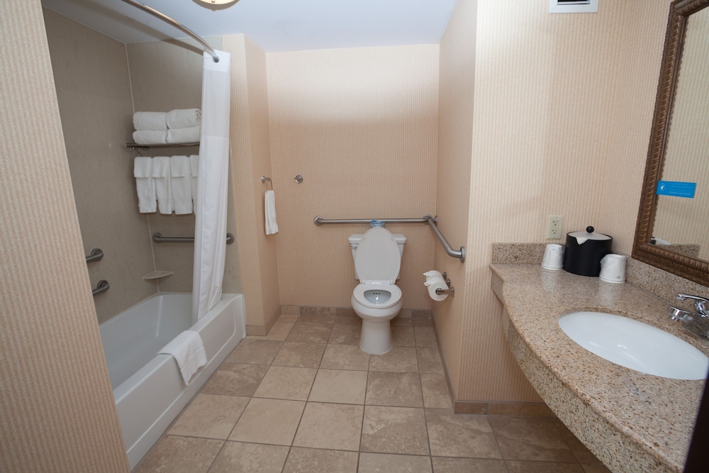 One king two queen suite non smoking photo 3