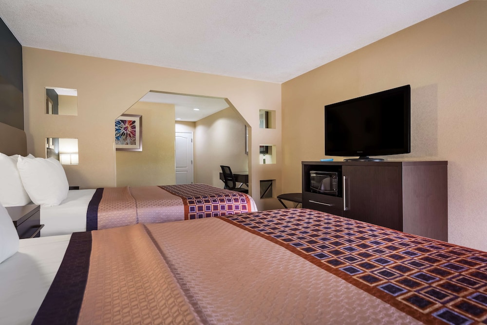 Suite, 2 Queen Beds, Non Smoking, Refrigerator & Microwave (with Sofabed) - Photo 3