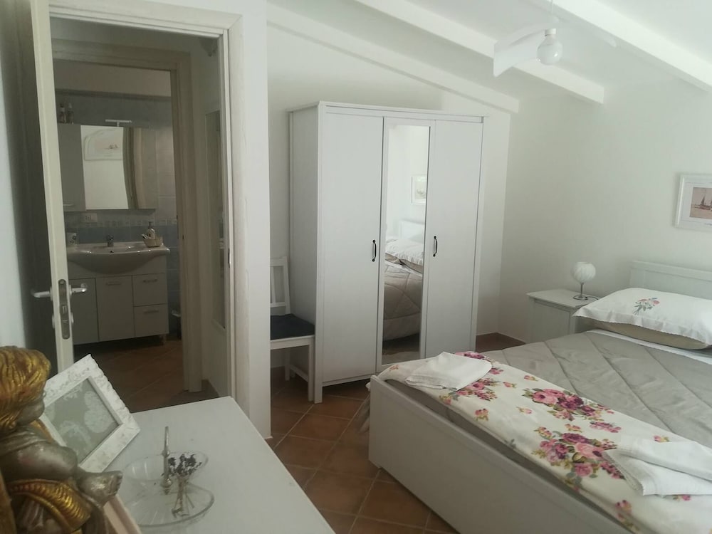 Romantic Cottage, 2 Bedrooms photo 2