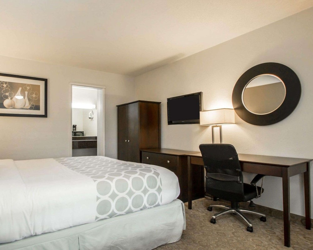 Room, 1 King Bed, Non Smoking (Upgrade) photo 1