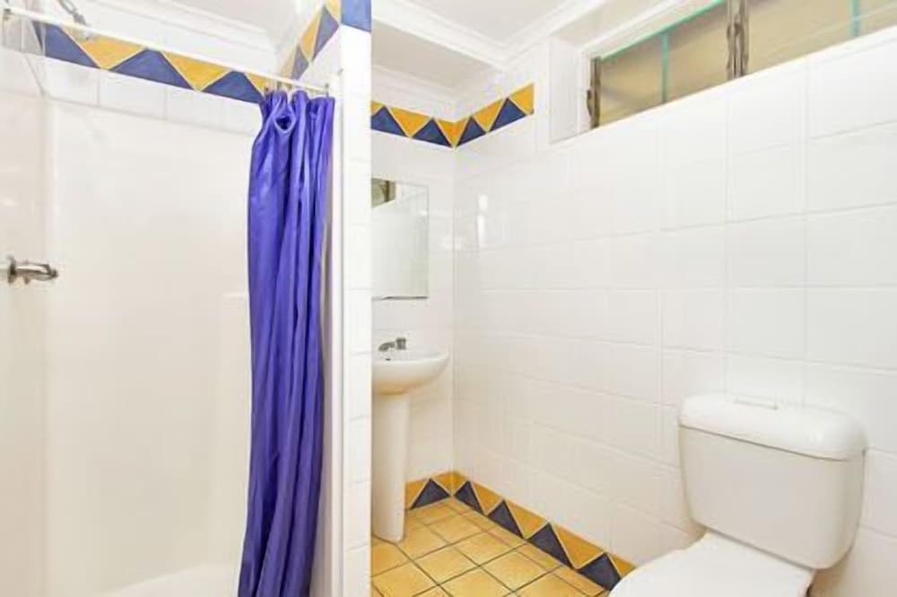4 Bed Female Dorm, Shared Bathroom photo 1