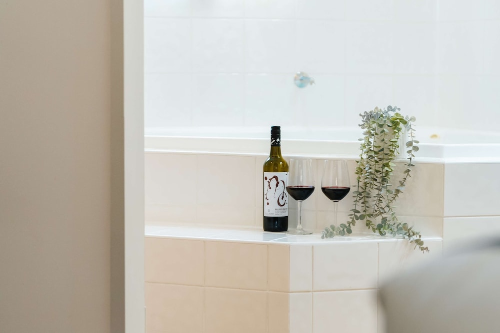 Standard Room, 1 Queen Bed, Non Smoking, Jetted Tub (Walk-in Shower) photo 2