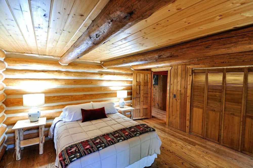 House, 5 Bedrooms w/ Apartment