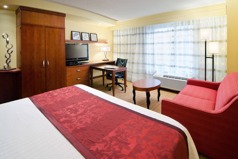Room, 1 King Bed (Mobility/Hearing Accessible, Tub) photo 2