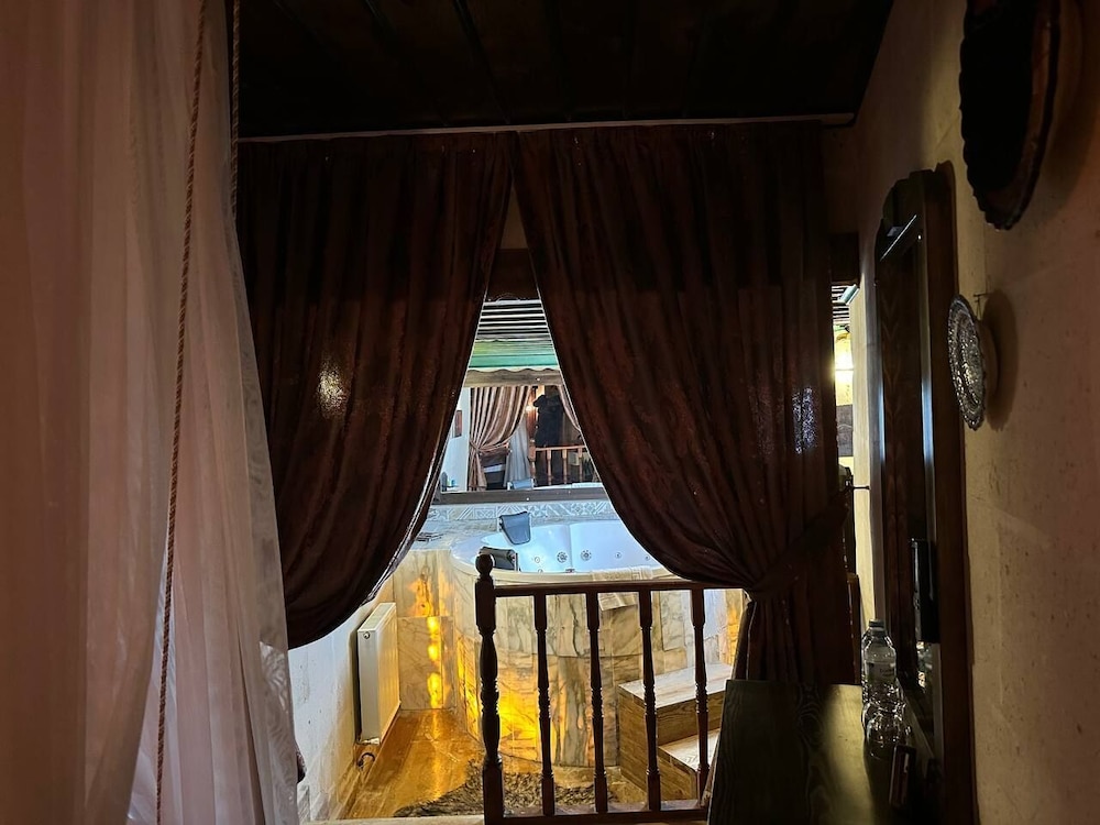 Deluxe Room - Photo 17