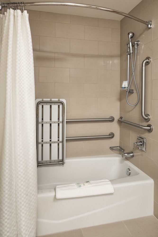 Executive Room, 1 King Bed (Mobility/Hearing Accessible, Tub) - Photo 4