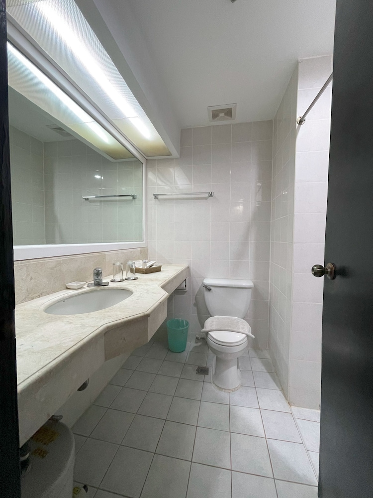 Deluxe Room - Photo 9