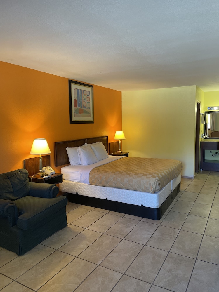 Standard Single Room, 1 King Bed, Non Smoking photo 2