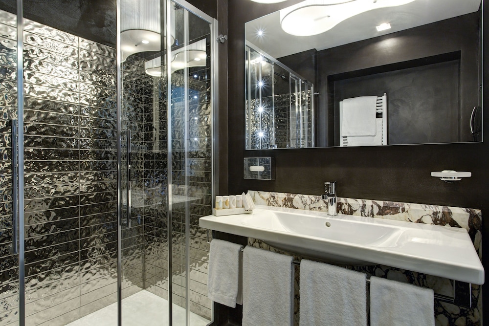 Deluxe Double or Twin Room thumbnail 5