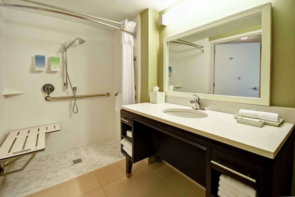 Suite, 2 Queen Beds, Accessible (Mobility & Hearing, Roll-in Shower) - Photo 6
