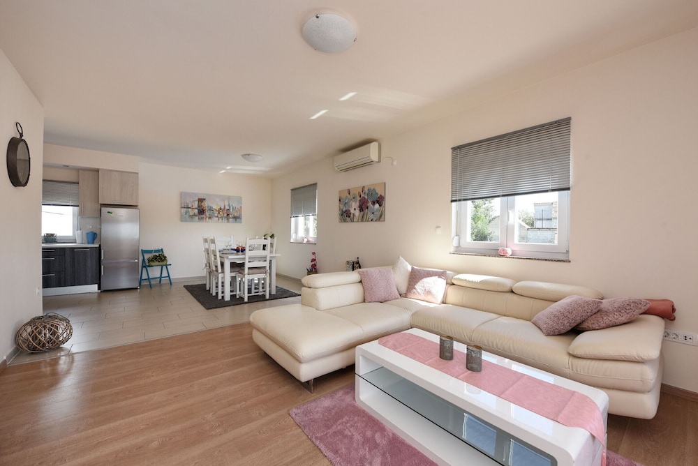 Villa photo 2