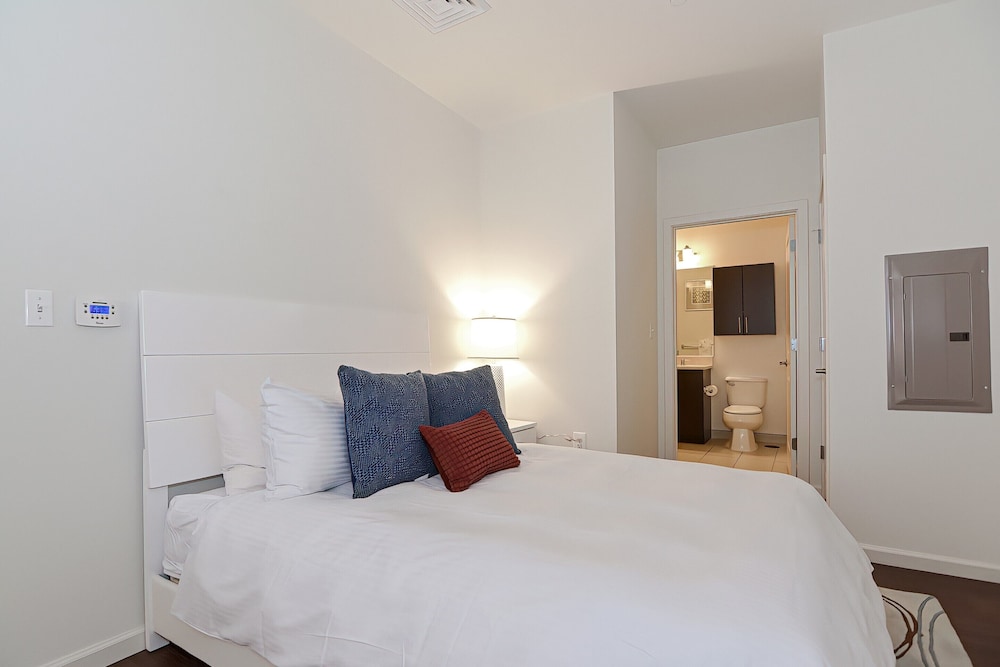Luxury Studio, 1 Queen Bed with Sofa bed