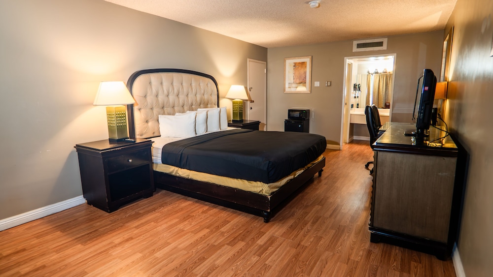 Executive Single Room, 1 King Bed, Bathtub Grab Bars, Non Smoking photo 1