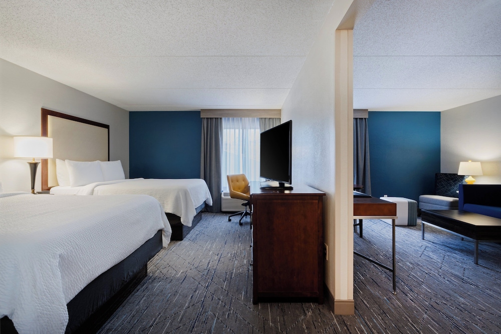 Suite, 2 Queen Beds, Accessible Bathtub (Mobility)