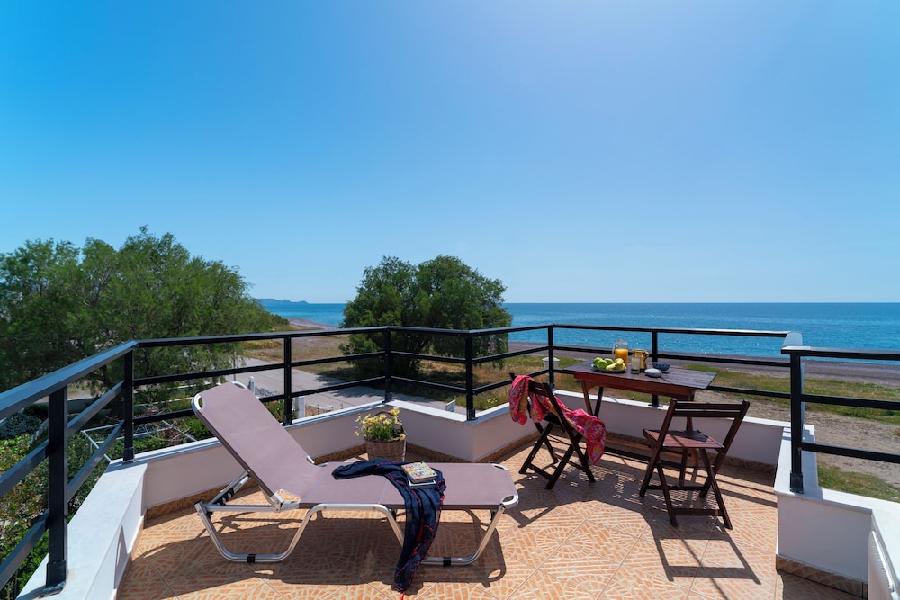 Twin Room, Sea View, Beachside photo 3