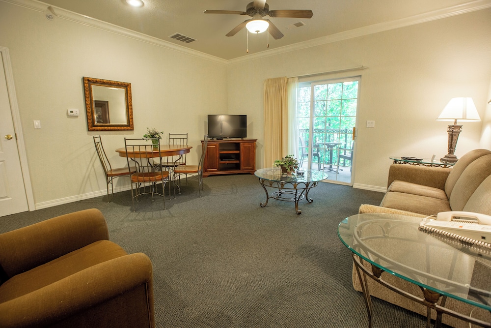 Standard Room, 1 Queen Bed With Sofa Bed photo 3