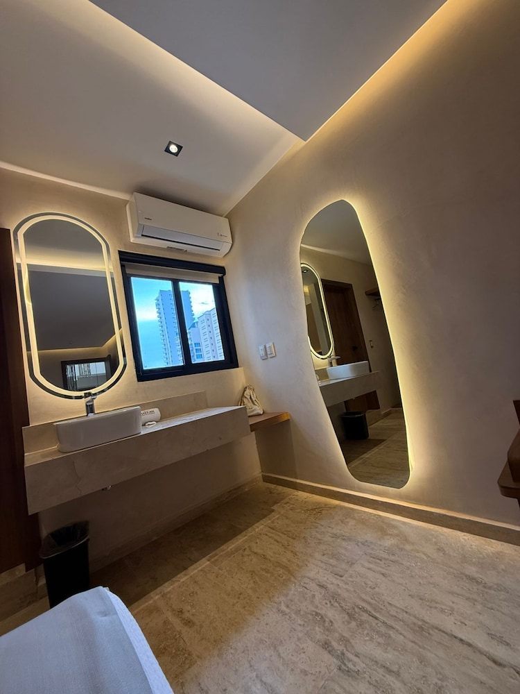 Room, 2 Queen Beds, City View photo 2