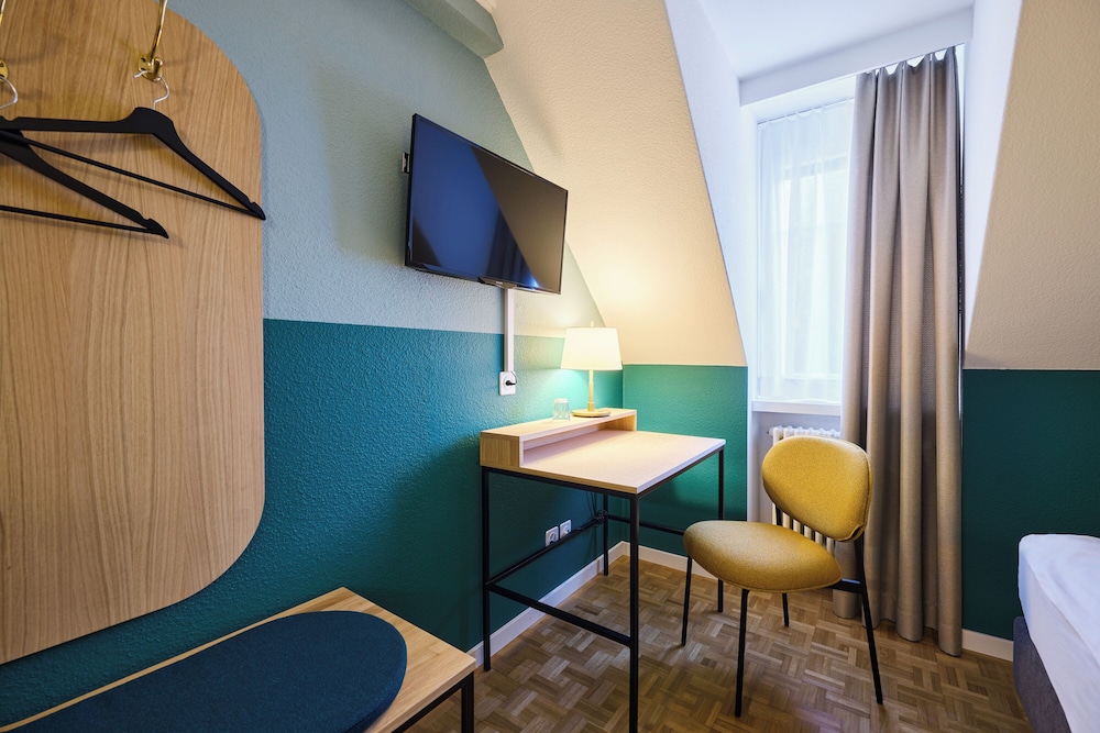 Quadruple Room thumbnail 6