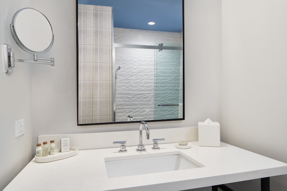 Suite, 1 King Bed, Transfer Shower (Communications Accessible) - Photo 9