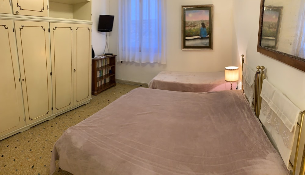 Basic Room, 1 Bedroom, Non Smoking, Shared Bathroom photo 2
