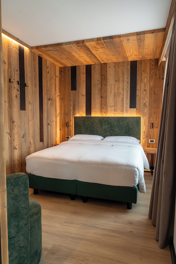 Panoramic Room, 1 Double Bed, Mountain View photo 3