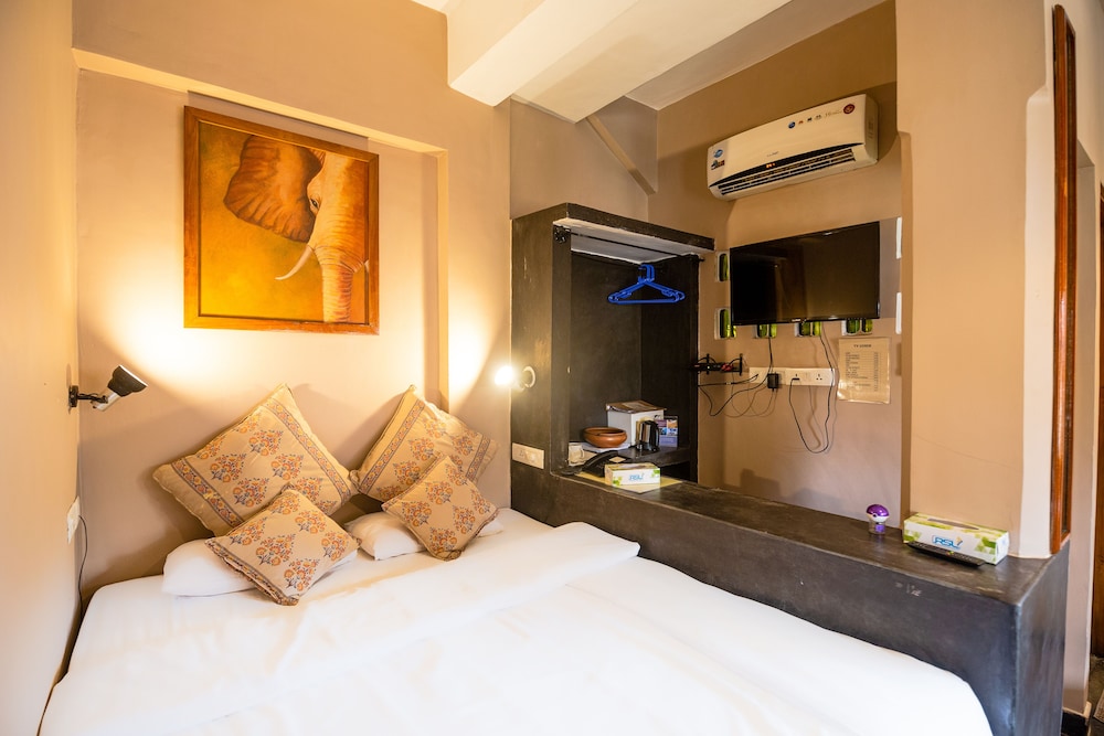 Basic Double Room, 1 Queen Bed