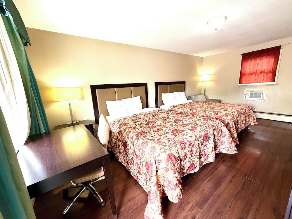 Standard Single Room, 2 Queen Beds, Smoking, Refrigerator & Microwave photo 2