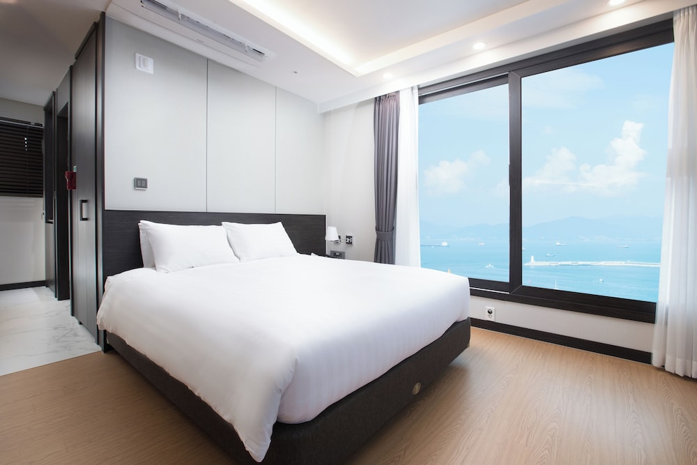 [Breakfast PKG] Ocean Corner Double - Breakfast for 2 + Late Check Out 12 PM + Weekly Yatch (1 Time) - Photo 4